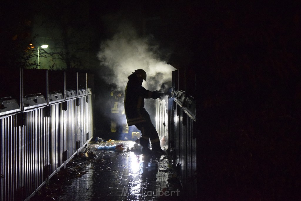 Mehrere Muell Sperrmuellbraende Köln Vingst Ansbacherstr P80.JPG - Miklos Laubert